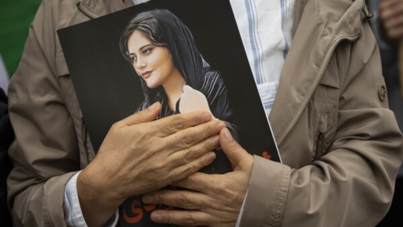 Masha Jina Amini den sonra İran'da kadınlar "İstersen beni de öldür!" demeye başladılar.